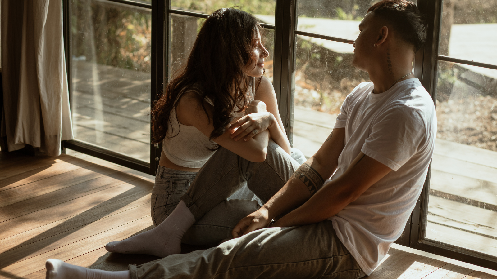 Pärchen am Fenster – emotionale Abhängigkeit ohne Trennung lösen