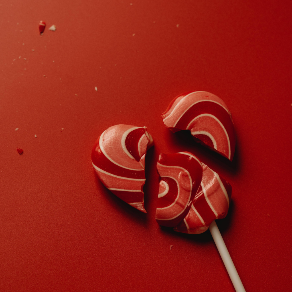 Kaputter Lutscher in Herzform als Symbol f&uuml;r das Broken-Heart-Syndrom