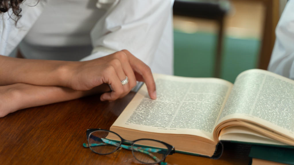 Eine Frau, die in einem Glossar liest