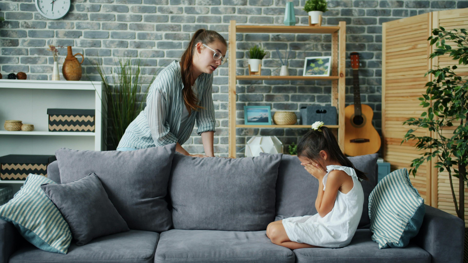 Mutter schaut auf ihre weinende Tochter, Symbolbild für parentifizierte Tochter