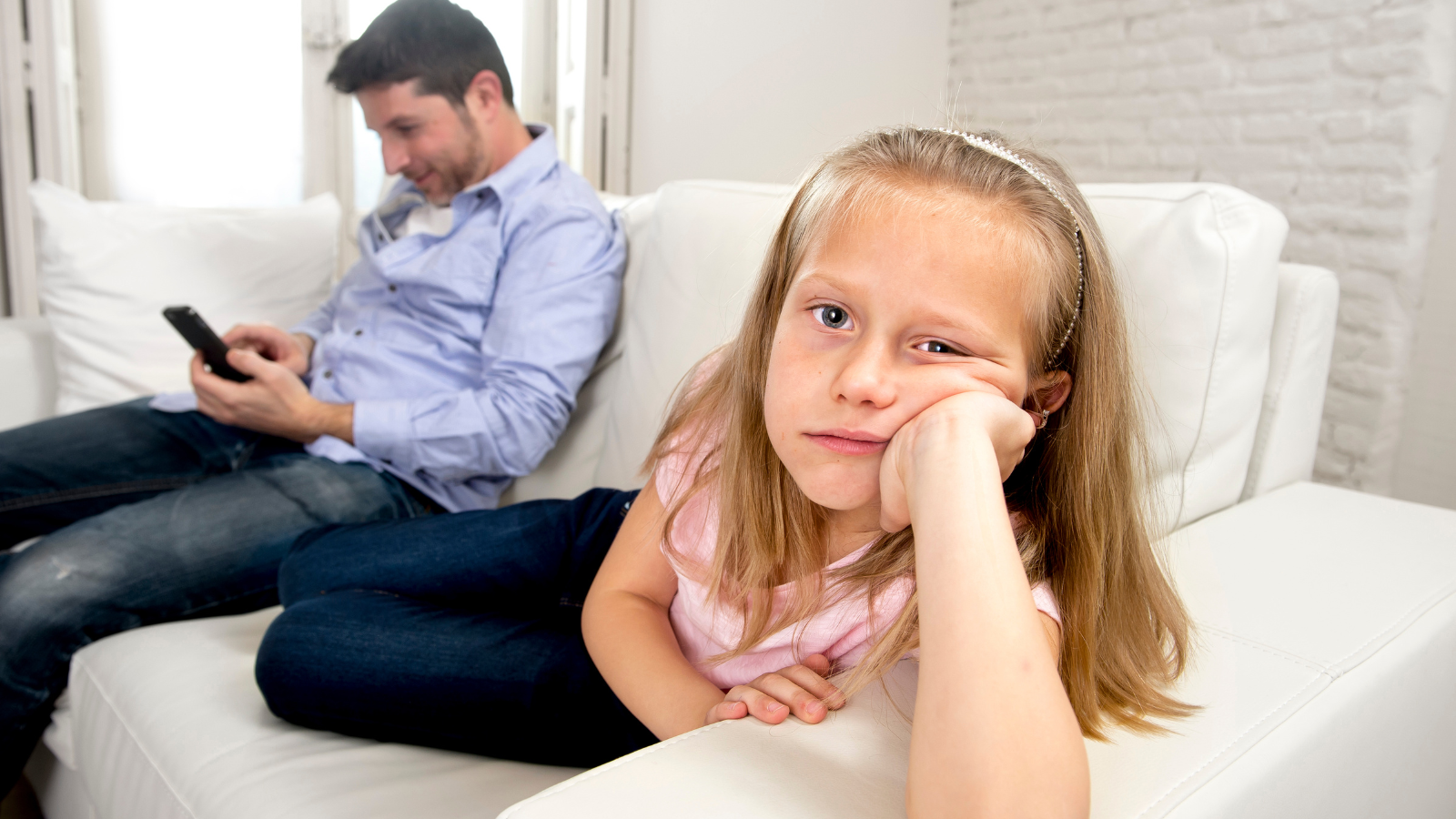 Ein emotional abwesender Vater und gelangweilte Tochter, Symbolbild für Vaterwunde